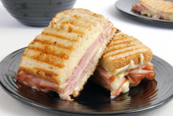 Lanche de X-Burguer feito com hamburguer, batata frita, tomate